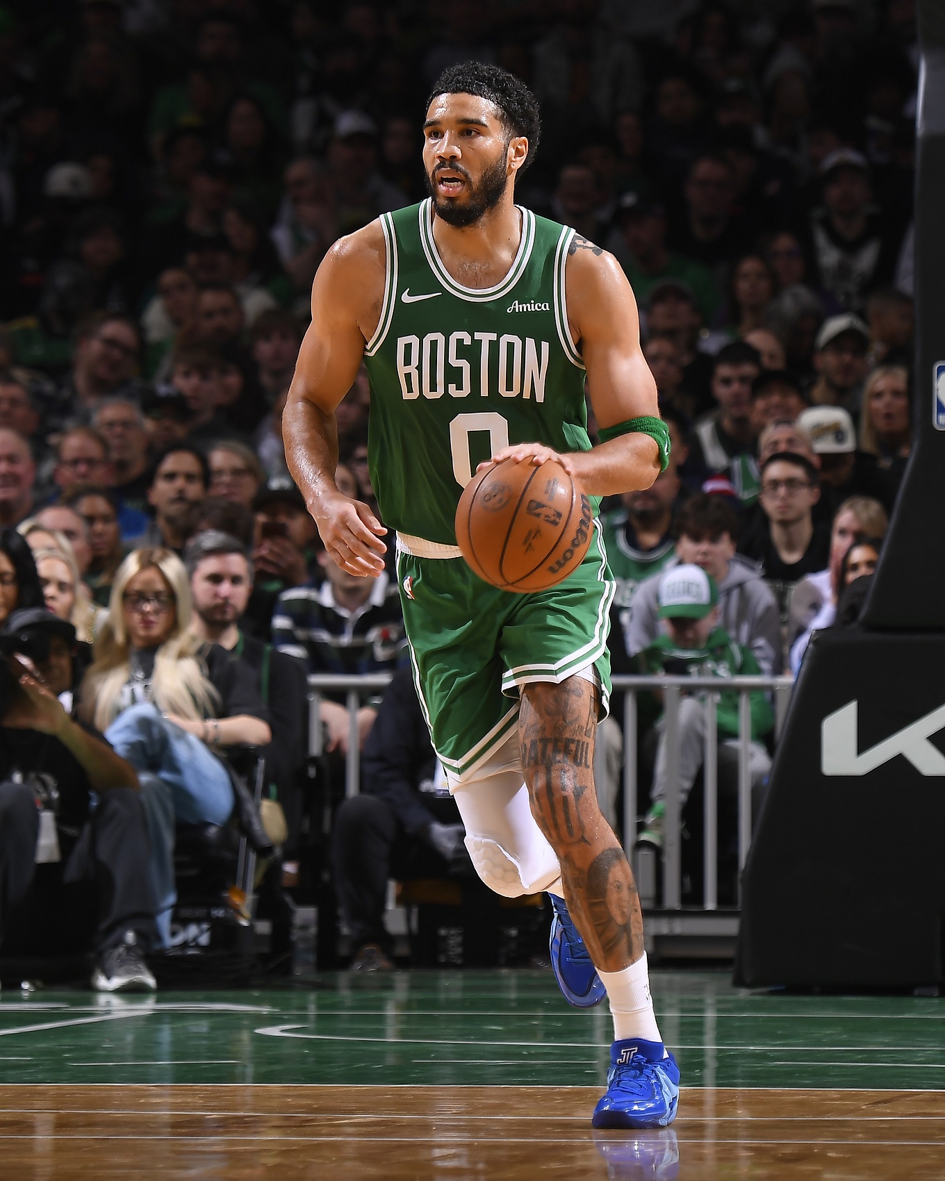 足球直播-浓眉：绿军是东部争冠热门 塔图姆现在的状态就像从来没缺席过